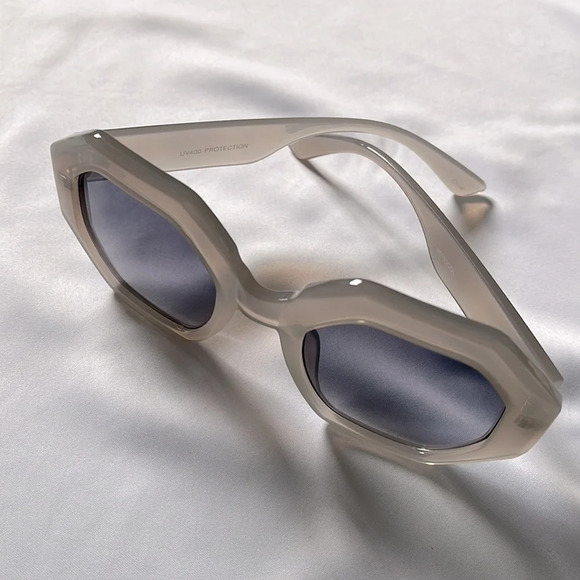 SUNGLASSES NWOT Light Grey Hexagon Frame Light Lens - Picture 2 of 6